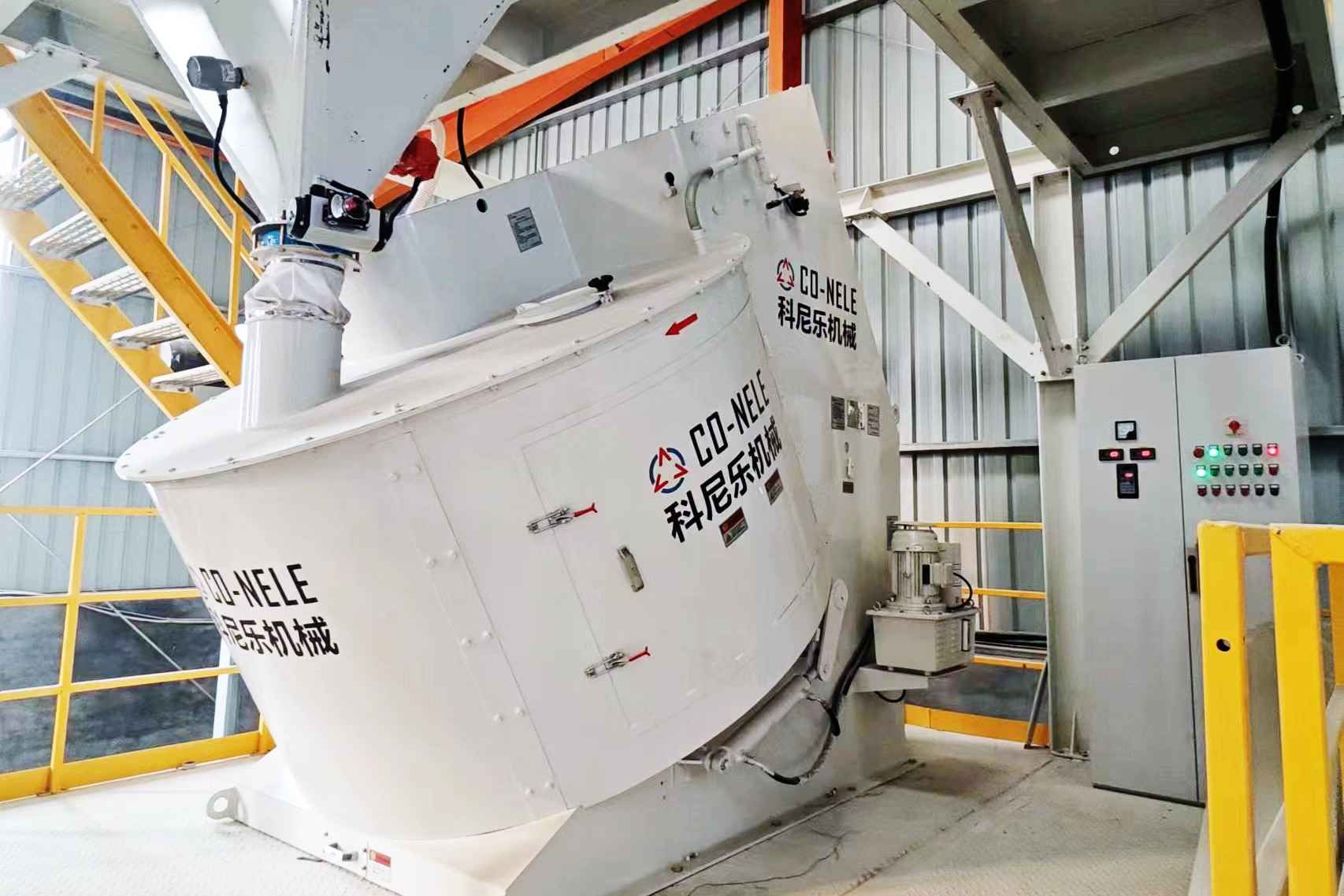 強(qiáng)力混合機(jī)造粒機(jī)工作場(chǎng)景